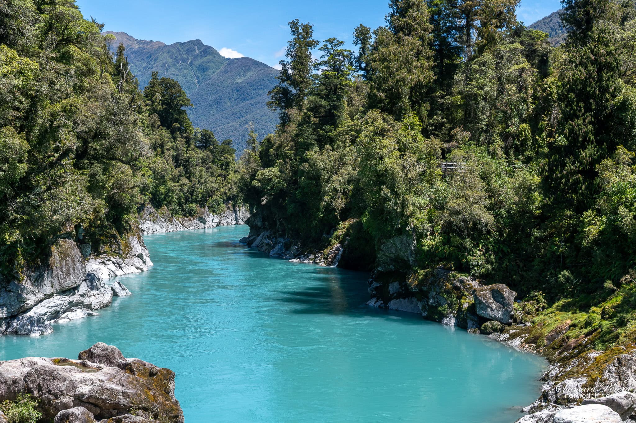 Hokitika Gorge turquoise water with mountains New Zealand